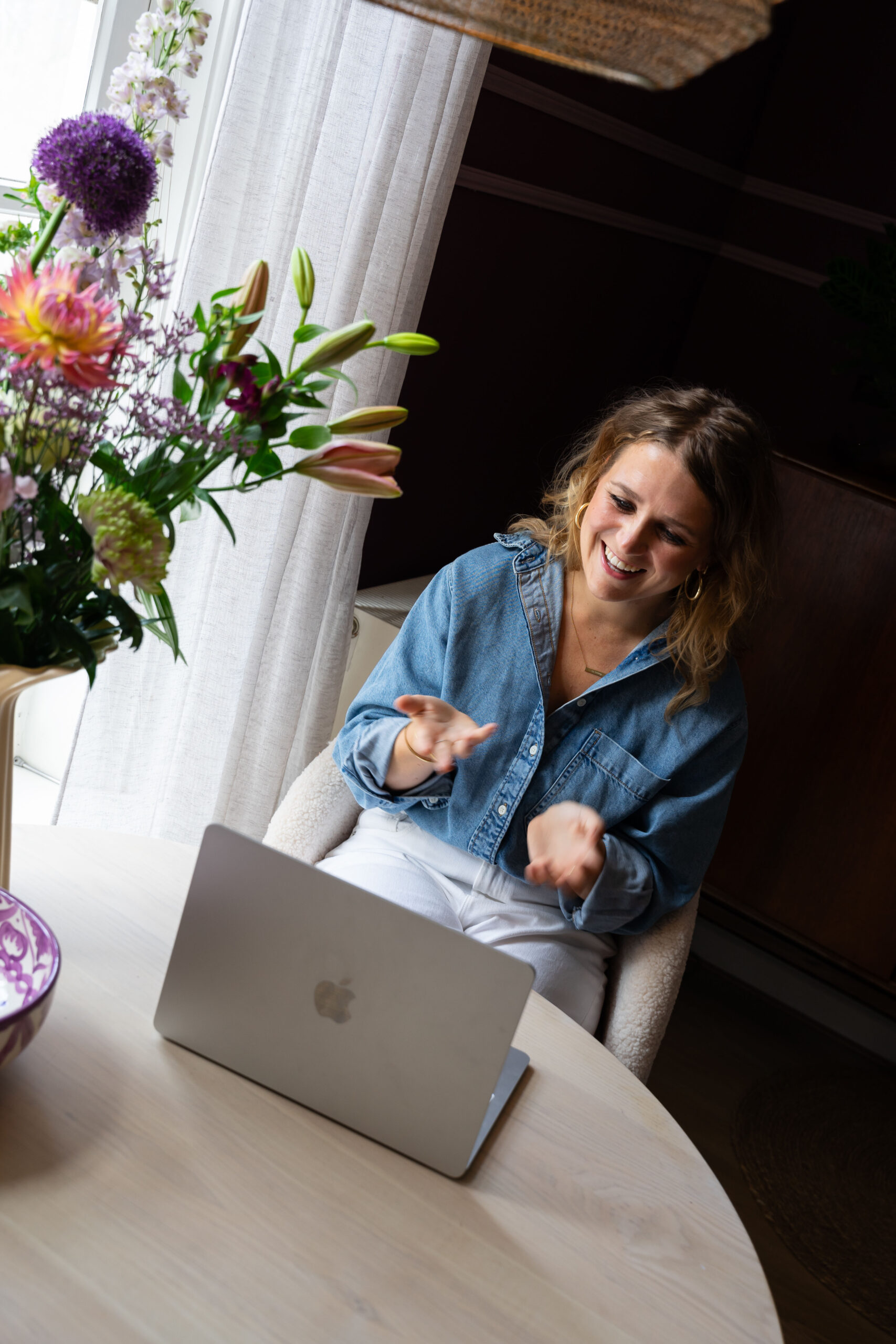 Carlijn achter laptop