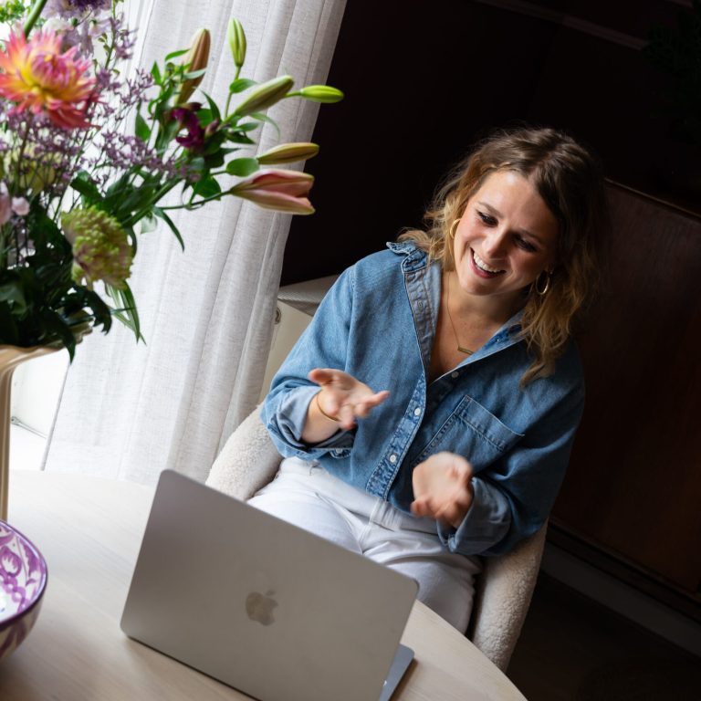 Carlijn achter laptop